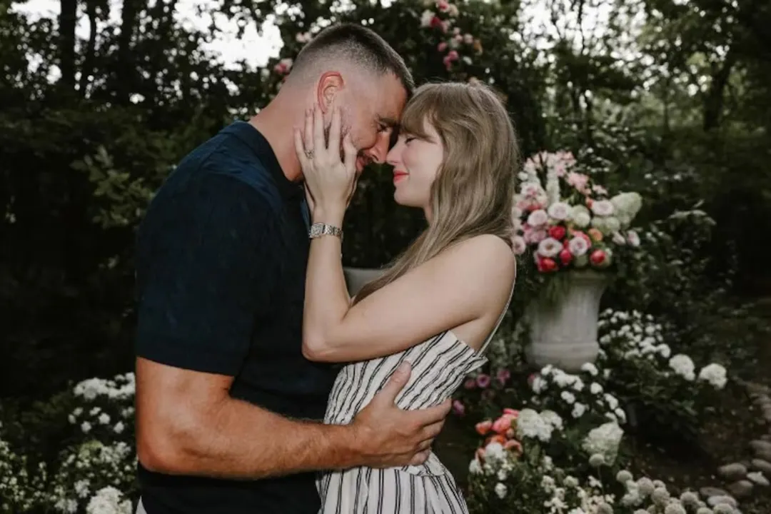 Taylor Swift y Travis Kelce anuncian su compromiso con una romántica publicación en Instagram