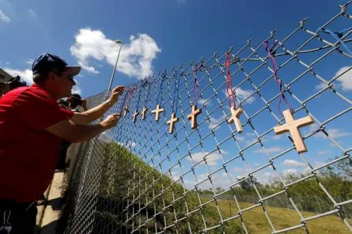 Exigen alumnos de secundaria atacada más control de armas