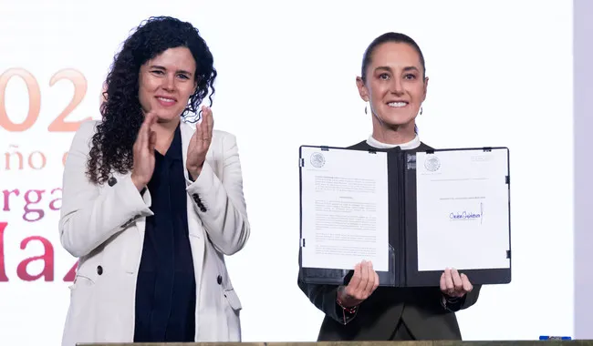 Sheinbaum firma decreto para proteger a menores de contenidos de riesgo en plataformas digitales