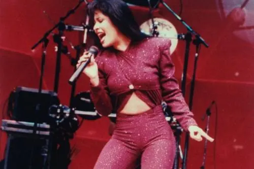 Foto de Selena Quintanilla en bikini se vuelve viral