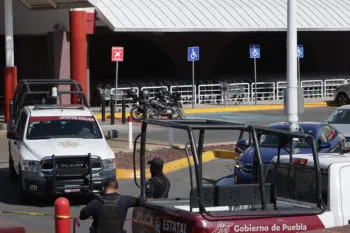 Asalto a cuentahabiente deja un muerto y dos escoltas lesionados en estacionamiento del City Club, en Puebla