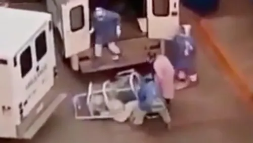 Cae paciente durante traslado a IMSS Bienestar; pide Robledo que no haya escarnio contra camilleros