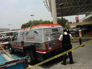 Delincuentes en bicicletas asaltan camioneta de valores
