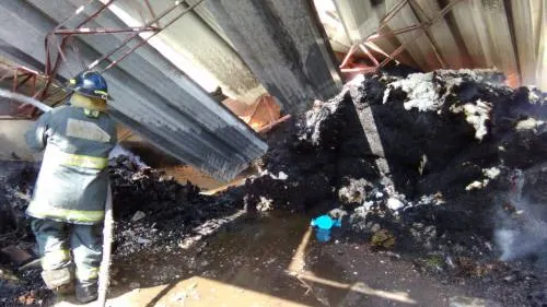 Bomberos sofocan incendio en bodega de colonia Alamos