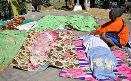 Sube a 142 la cifra de muertos por terremoto en Indonesia