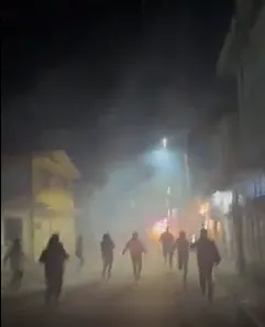 VIDEO Animeros corren con cohetones a policías