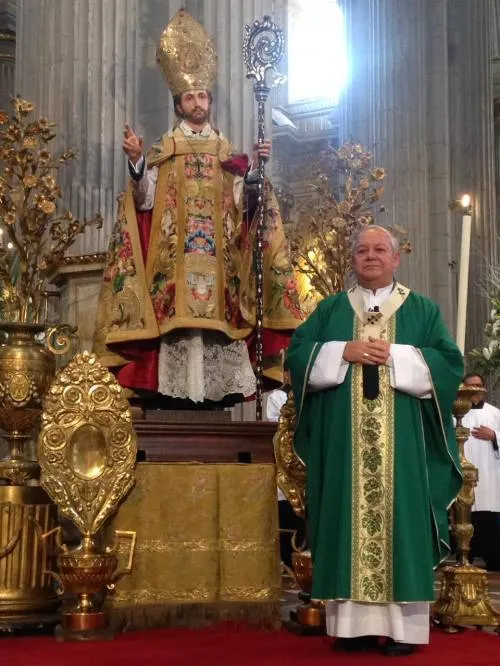 Arzobispo bendice y entroniza imagen-relicario del beato Juan de Palafox y Mendoza