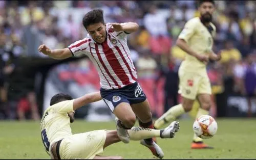 Con penal atajado por Gudiño, Chivas iguala el Clásico con América