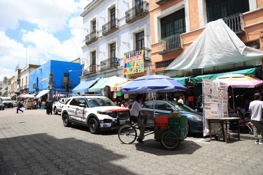 Autoridades de Puebla investigan disputa entre organizaciones de ambulantes en el Centro Histórico