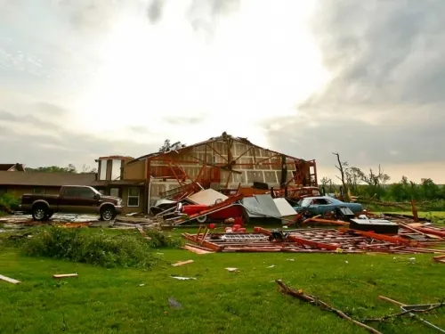Sigue mal tiempo en EU; tornados arrasan en Kansas
