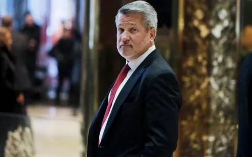 Trump nombra a exdirectivo de Fox News como jefe de comunicación