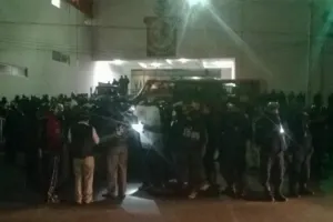 Se enfrentan federales y policías de Oaxaca en intento de desalojo