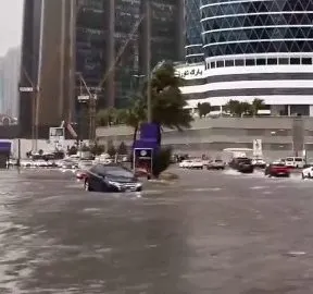 Tormenta azota a los Emiratos Árabes y países vecinos