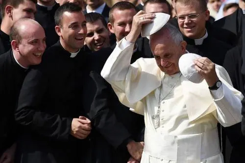 Piden al papa Francisco aceptar que hombres casados puedan ser sacerdotes