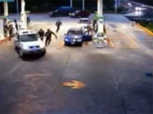 VIDEO: Hombre arrolla y da muerte a mujer en gasolinera