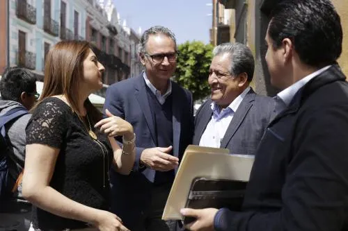 Diputados de Puebla entregan lentes a niños y niñas de Puebla