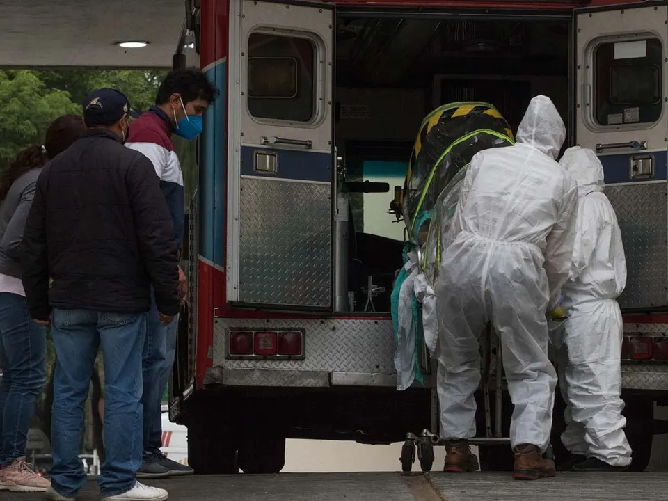CIUDAD DE MÉXICO, 24ENERO2021.- El día de ayer la Secretaría de Salud reportó 1470 defunciones por Covid-19, así como 20,057 nuevos casos confirmados, esta semana que concluye ha sido la que más muertes ha registrado a lo largo de toda la pandemia en el país. La Jefa de Gobierno informó que el semáforo rojo continúa en la capital por lo menos al 31 de este mes. Ante la saturación hospitalaria el gobierno ha implementado el programa “Atención Especializada a Covid-19 en Casa”, en el cual doctores del sector Salud y particulares atenderán en su domicilio a paciente cuyos síntomas no son muy graves. En el Hospital de los Venados IMSS continúa el traslado de pacientes con sintamos de SARS-CoV-2, tanto en ambulancias, a pie, o en coches particulares.
FOTO: MOISÉS PABLO/CUARTOSCURO.COM