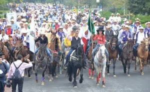 Inicia El Bronco gobierno con cabalgata en NL