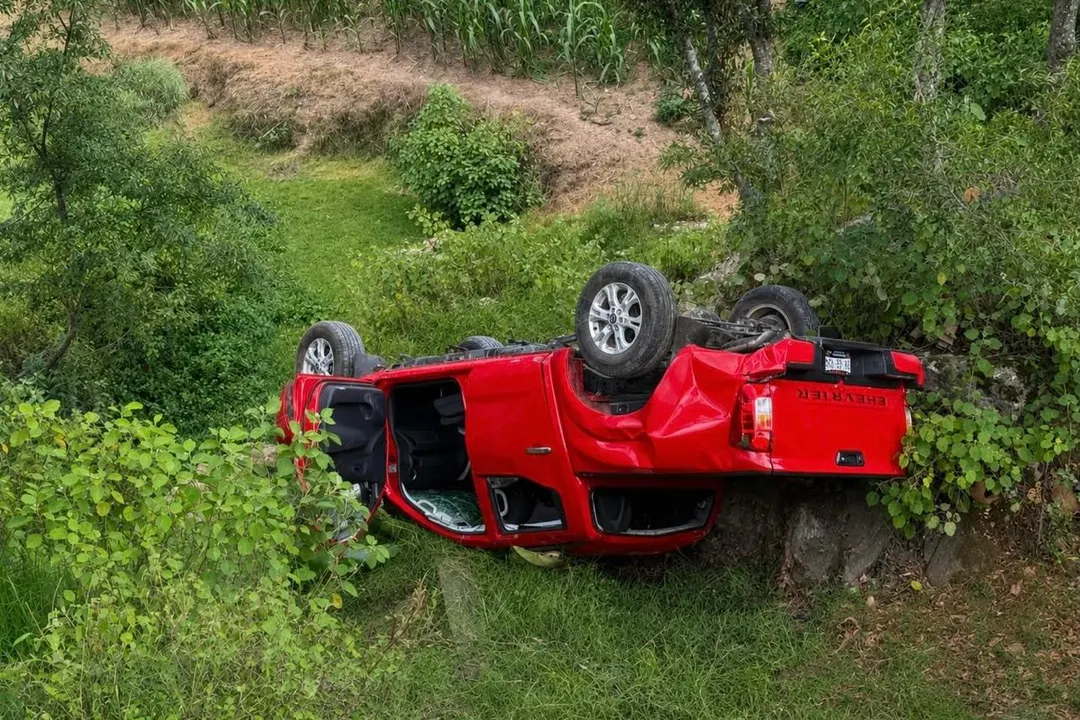 Volcadura de camioneta en barranco de Zautla deja una joven muerta y varios heridos