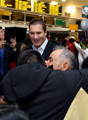 Recibe RMV a 97 adultos mayores que visitaron a su familia en NY