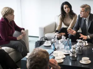 Clooney ofrece a Merkel ayuda en crisis de refugiados