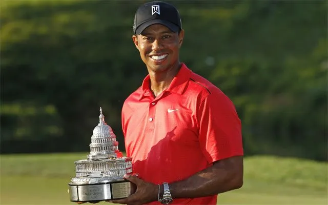 Tiger Woods consigue su tercer título del año