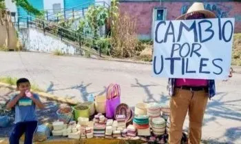 Hombre se vuelve viral por cambiar sus artesanías a cambio de útiles escolares