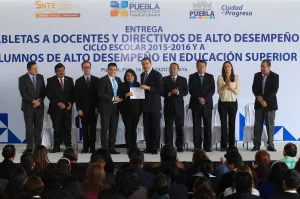 Moreno Valle pide a los maestros seguir transformando Puebla