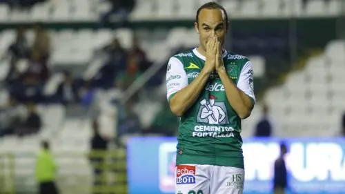 Landon Donovan orina un árbol durante una práctica del León