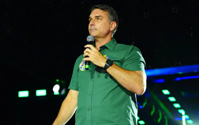 Flávio Bolsonaro sale de Brasil pese a una orden judicial y aumenta la tensión política