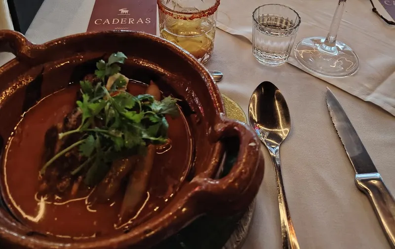 ¡El sabor de Tehuacán llega al Centro de Puebla! Royalty y Hook Black ofrecen mole de caderas desde $640