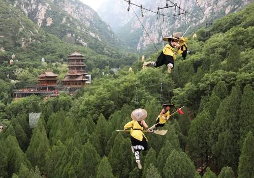 ¿Miedo a las alturas? Artistas marciales chinos practican Kung Fu colgados en el aire