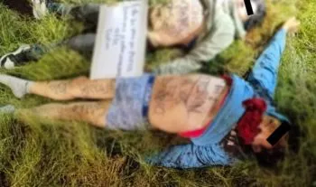 Hallan dos cadáveres con huellas de violencia y narcomensajes en Tepeaca; Fiscalía ya investiga