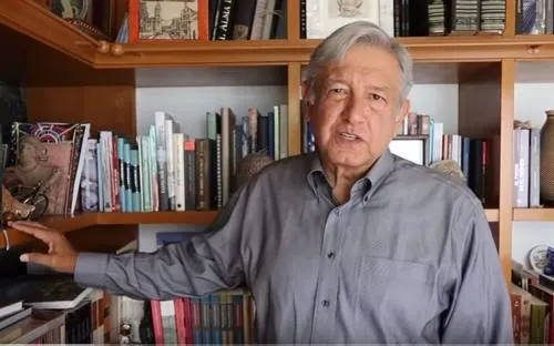 Los Libros que AMLO usa como Floreros