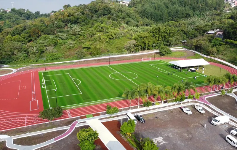 Gobernador de Puebla entrega unidades deportivas rehabilitadas en varios municipios 