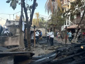 Incendio devasta zona turística de Punta Zicatela en Puerto Escondido, Oaxaca