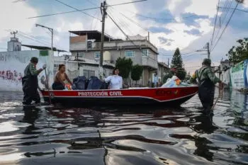Delfina Gómez se reúne con habitantes de la zona de la inundación en Chalco