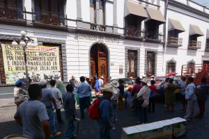 Congreso carece de elementos para destituir a edil de Jolalpan, pese a reclamos y plantón