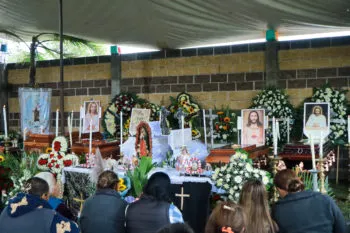 Velan cuerpos de familia que murió tras ser embestida por un autobús en Coronango
