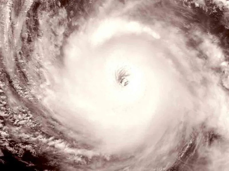 Huracán Felicia se mantiene en categoría 4 y sigue lejos de costas mexicanas