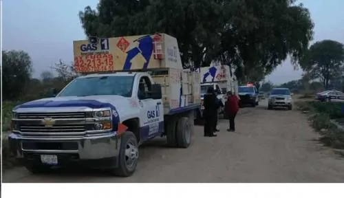 Hombres armados asaltan estación de gas en Tepeaca y se roban dos camionetas