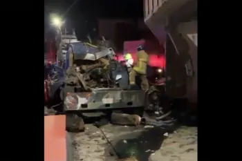 Camión cargado con troncos pierde frenos y se vuelca en Guelatao, Oaxaca; dos muertos y nueve heridos
