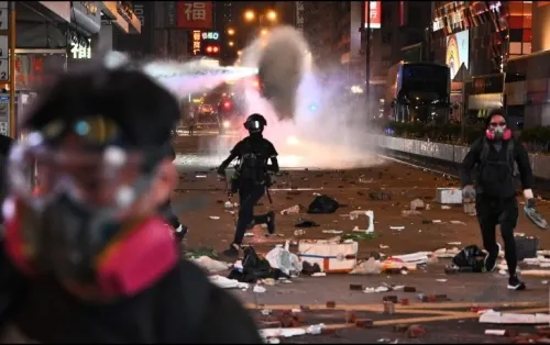 La violencia marca huelga en Hong Kong
