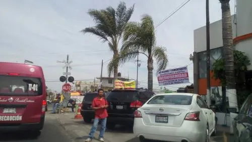Vecinos del bulevar Forjadores se quejan con mantas de los trabajos en la vialidad