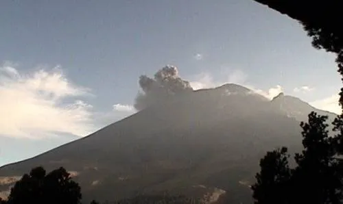Volcán Popocatépetl presenta exhalación de mil 300 metros de altura