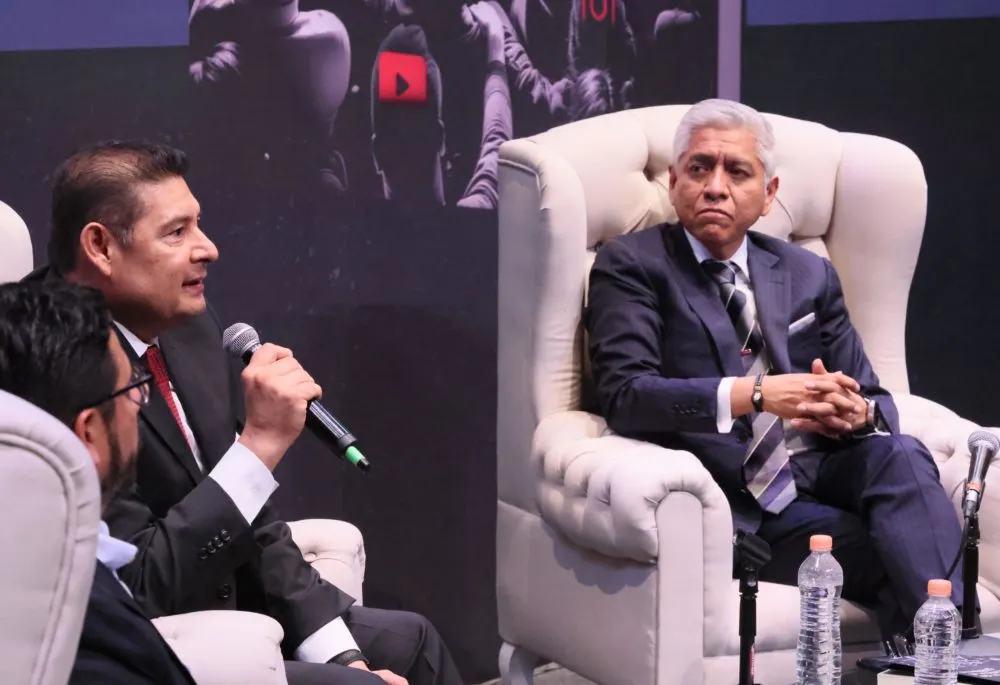 Alejandro Armenta destaca la comunicación como clave en la gobernanza durante presentación de libro