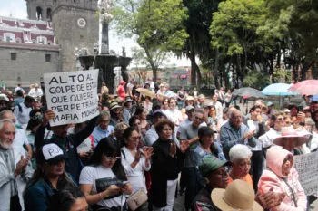 Poblanos se manifiestan en el zócalo en contra de elección del Poder Judicial