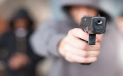 Roban a cuentahabientes 115 mil pesos y dos iPhone en Forjadores