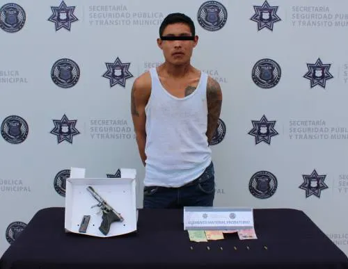 Aseguran Fuerzas Municipales de Puebla un arma de fuego; hay una persona detenida