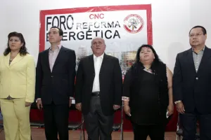 Campesinos increpan a Lauro Sánchez en ponencia sobre reforma energética
